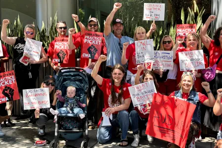 CWA Local 1180 Bird Union members picket in Oakland